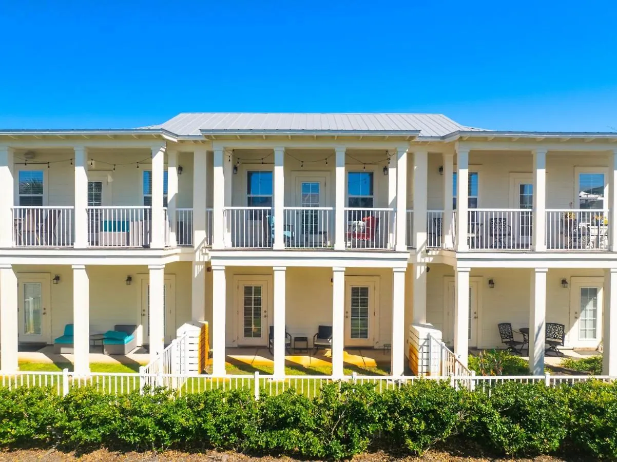 Sandy Feet Retreat Heart Of Destin Community Pool Holiday home